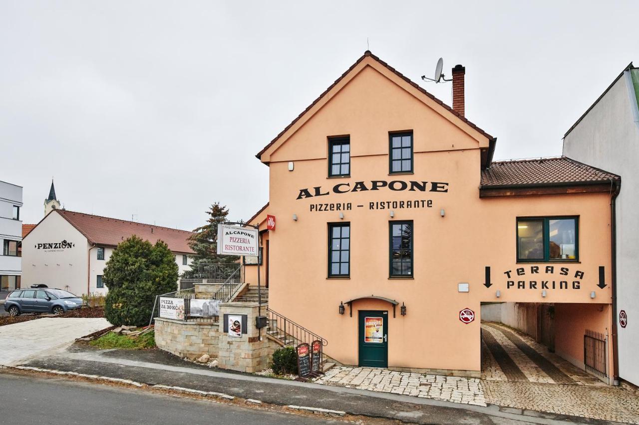 Penzion Al Capone Mníšek Mníšek pod Brdy Exterior foto